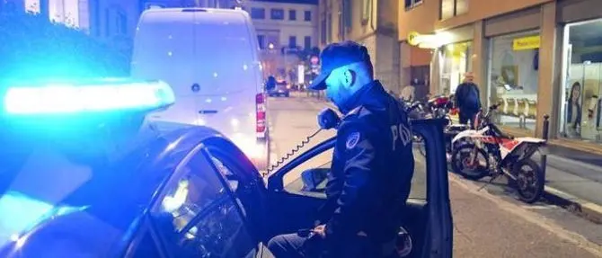 Accoltella e sfregia 15enne al volto senza motivo, caccia all’aggressore