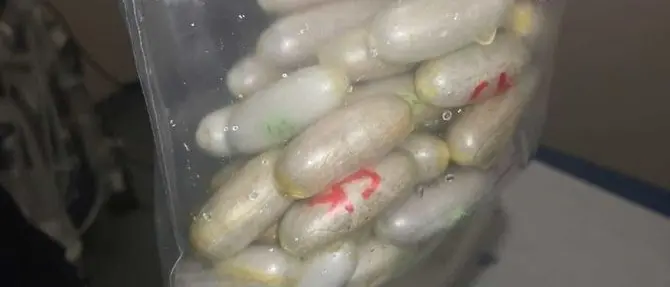 Ingoia 58 ovuli con droga ma si sente male davanti ai carabinieri