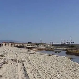 Il golfo di Gioia cerca bandiere blu, ma sulla costa mare sporco e degrado