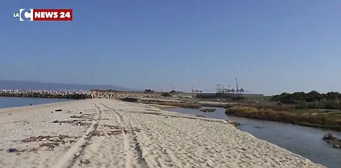 Il golfo di Gioia cerca bandiere blu, ma sulla costa mare sporco e degrado