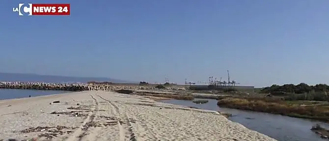 Il golfo di Gioia cerca bandiere blu, ma sulla costa mare sporco e degrado