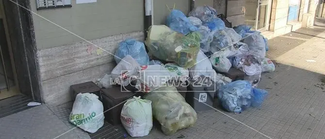Caos rifiuti a Cosenza, i comuni morosi s'affrettano a pagare i debiti