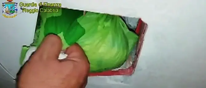 Fiumi d’oro a Reggio: scoperto bunker con droga, armi e soldi sporchi