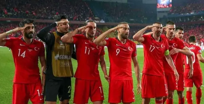 Champions, scoppia la rivolta web dei tifosi contro la finale in Turchia