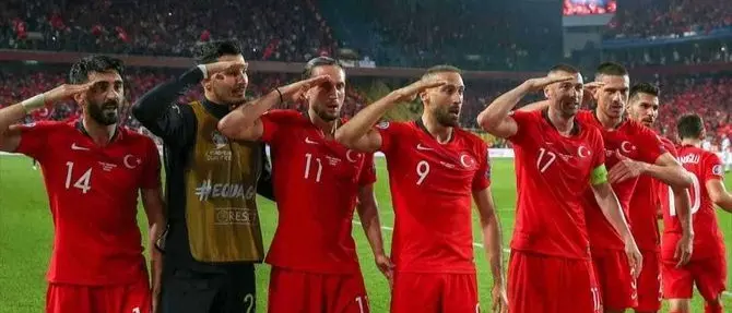 Champions, scoppia la rivolta web dei tifosi contro la finale in Turchia