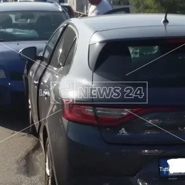 Carambola di auto sulla statale 107, coinvolto anche un mezzo della Polstrada