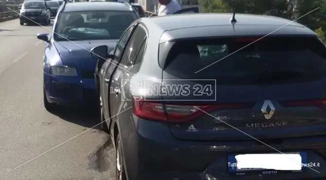 Carambola di auto sulla statale 107, coinvolto anche un mezzo della Polstrada