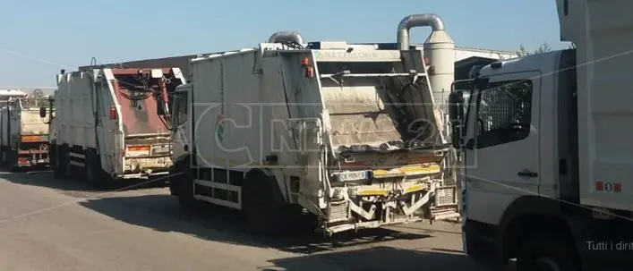 Discarica chiusa e caos rifiuti, scatta il blocco dei conferimenti per i comuni cosentini