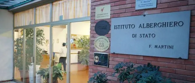 Studenti filmano topo nella cucina della scuola, rischiano la sospensione