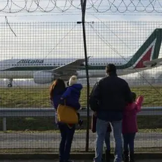 Reggio, anche Alitalia taglia i voli. I dipendenti: «Viviamo nella precarietà»