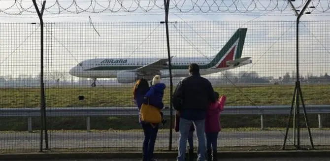 Reggio, anche Alitalia taglia i voli. I dipendenti: «Viviamo nella precarietà»