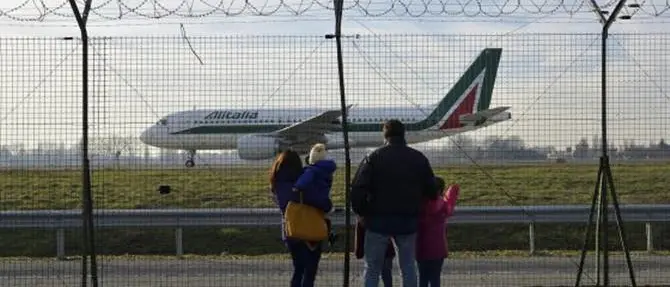 Reggio, anche Alitalia taglia i voli. I dipendenti: «Viviamo nella precarietà»