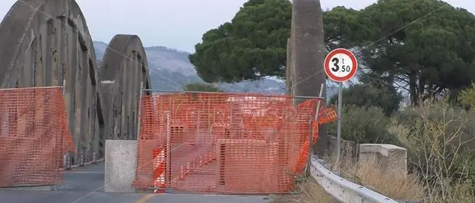Villapiana: ponte chiuso a singhiozzo, lavori a metà e autovelox in agguato