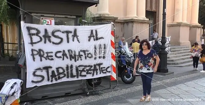 Sanità nel caos: precari licenziati in piazza, posti letto tagliati nei reparti