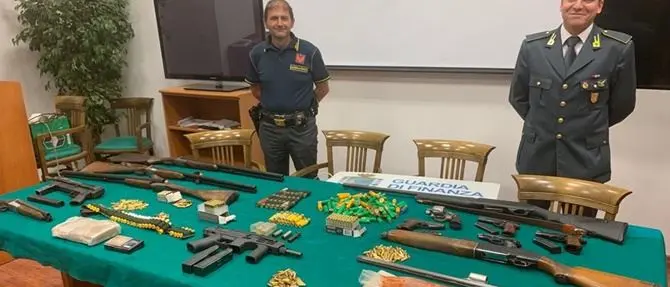 Esplosivo, droga e armi: scoperto un market del crimine nel cuore di Reggio