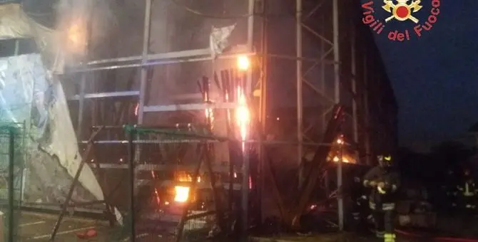 Incendio distrugge un negozio di bricolage sulla statale 106 a Squillace