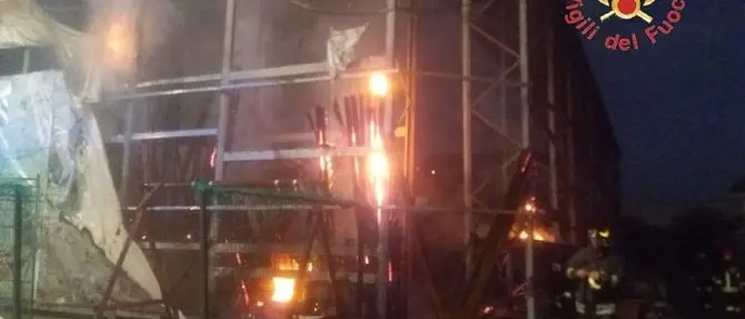 Incendio distrugge un negozio di bricolage sulla statale 106 a Squillace