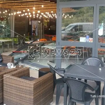 Rende, sfondano la vetrina di un locale e rubano soldi e sigarette
