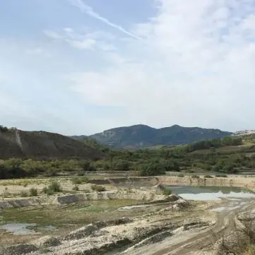 Cava abusiva nel letto del fiume Neto, denunciato imprenditore nel Crotonese