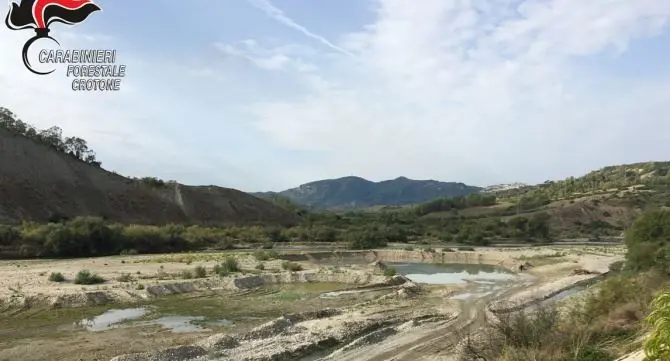 Cava abusiva nel letto del fiume Neto, denunciato imprenditore nel Crotonese