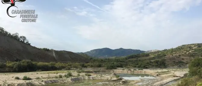 Cava abusiva nel letto del fiume Neto, denunciato imprenditore nel Crotonese