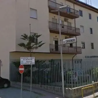 Salta sulla macchina dell'ex moglie e la minaccia di morte: arrestato