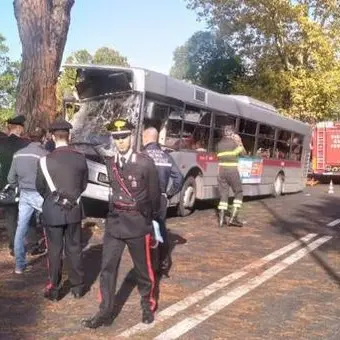 Autobus di linea contro un albero a Roma: 29 i feriti