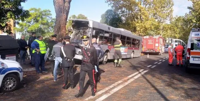 Autobus di linea contro un albero a Roma: 29 i feriti