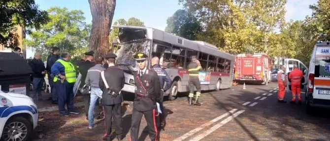 Autobus di linea contro un albero a Roma: 29 i feriti