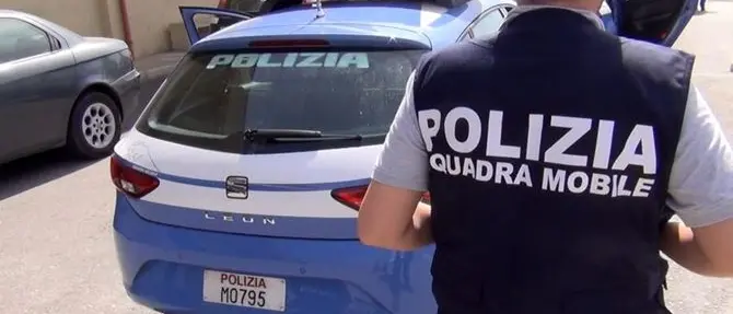 Passava informazioni riservate al clan Megna, arrestato poliziotto a Crotone