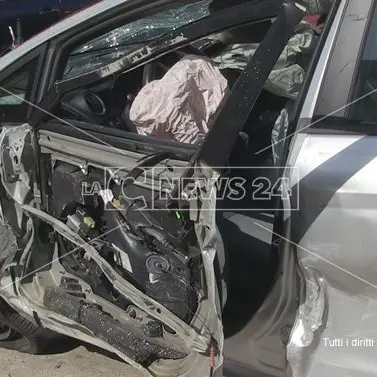 Perde il controllo dell'auto e si schianta contro un muro, ennesima vittima nel Cosentino