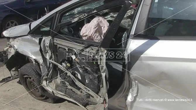 Perde il controllo dell'auto e si schianta contro un muro, ennesima vittima nel Cosentino