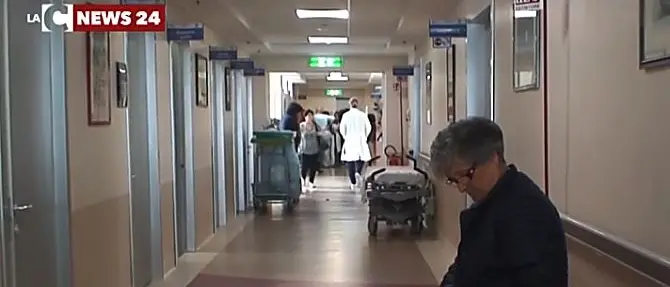 Ospedale di Catanzaro: «Mai così in basso». Ricoveri in barella e Ginecologia al collasso