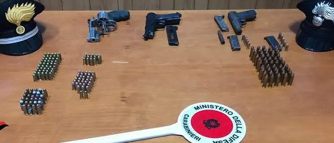 Beccato in casa con armi e munizioni, arrestato 57enne
