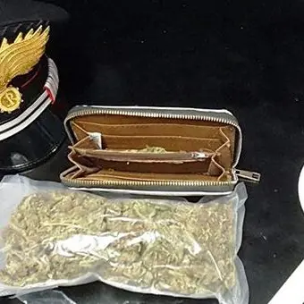 Getta la droga dal finestrino alla vista dei militari, arrestato