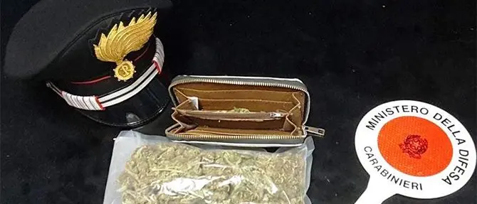 Getta la droga dal finestrino alla vista dei militari, arrestato