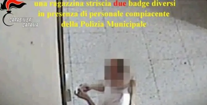 Assenteismo al Comune, badge strisciati da ragazzini: 48 indagati