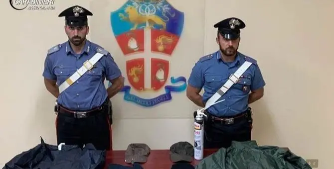 Attak nelle serrature e danni alle porte dei negozi, due denunce a Roccella