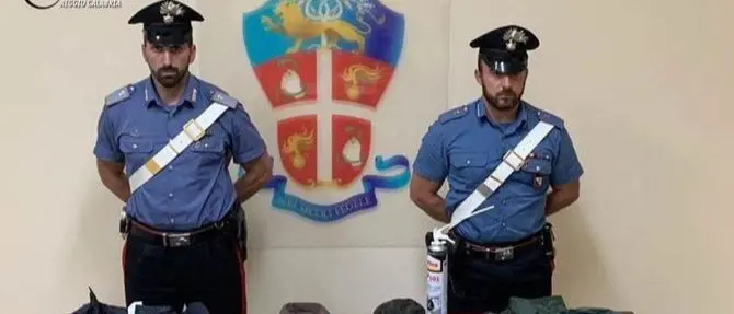 Attak nelle serrature e danni alle porte dei negozi, due denunce a Roccella