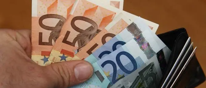 Perde libretto e soldi della pensione, studentessa li porta in Questura