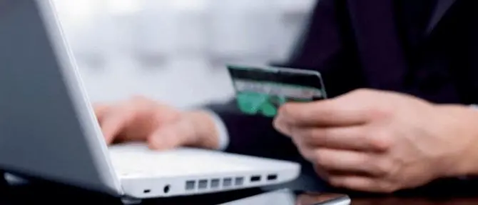 Indossava divise forze dell’ordine ma era un truffatore online, denunciato