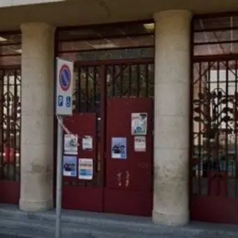 Bimbo di sei anni precipita nella tromba delle scale della scuola, è grave