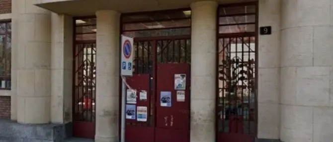 Bimbo di sei anni precipita nella tromba delle scale della scuola, è grave