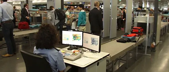 Ruba un portafogli dimenticato ai controlli in aeroporto, denunciato