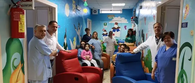 La solidarietà arriva in corsia, donate alla Pediatria di Vibo 8 poltrone relax