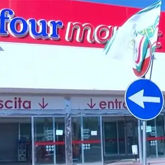 Licenziati via Whatsapp, Carrefour Italia vuole vuole vederci chiaro e si dissocia