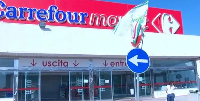 Licenziati via Whatsapp, Carrefour Italia vuole vuole vederci chiaro e si dissocia