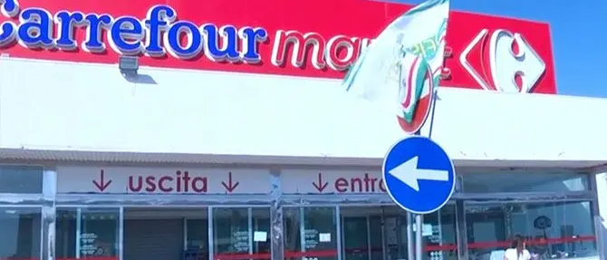Licenziati via Whatsapp, Carrefour Italia vuole vuole vederci chiaro e si dissocia