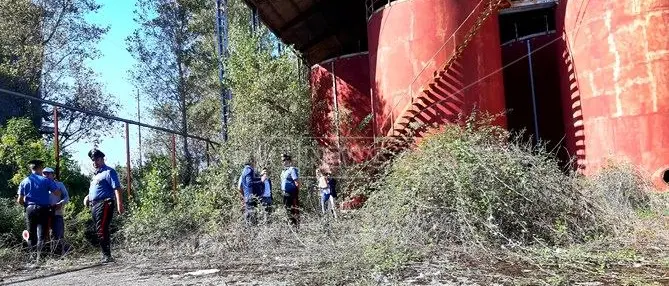 Quel microcosmo di illegalità e miseria nell'ex opificio di Lamezia