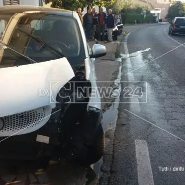 Pauroso schianto all'alba a Rende, tre veicoli coinvolti in un incidente